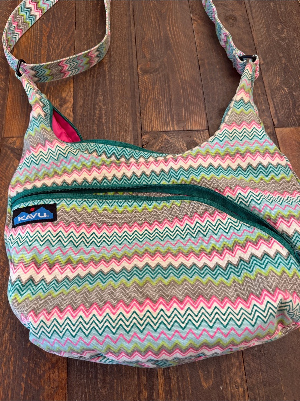 KAVU Limited Edition Sydney Satchel ZigZag Chevron Crossbody Shoulder Bag Hobo